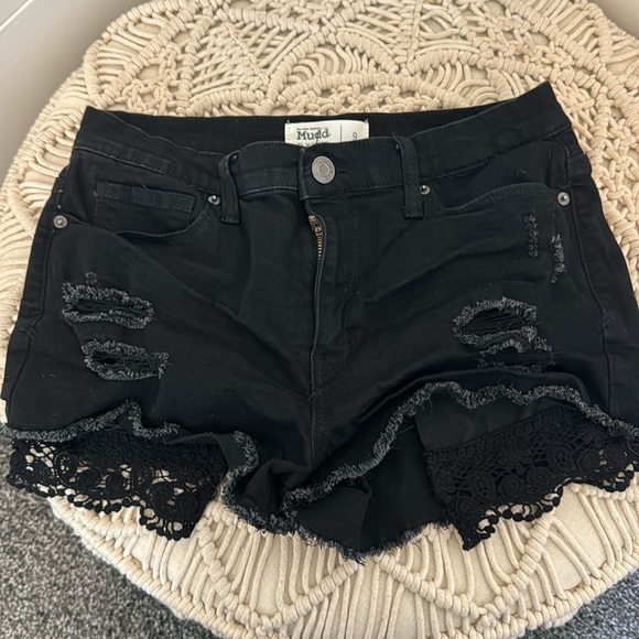 Mudd Pants - Black jean shorts with lace pockets